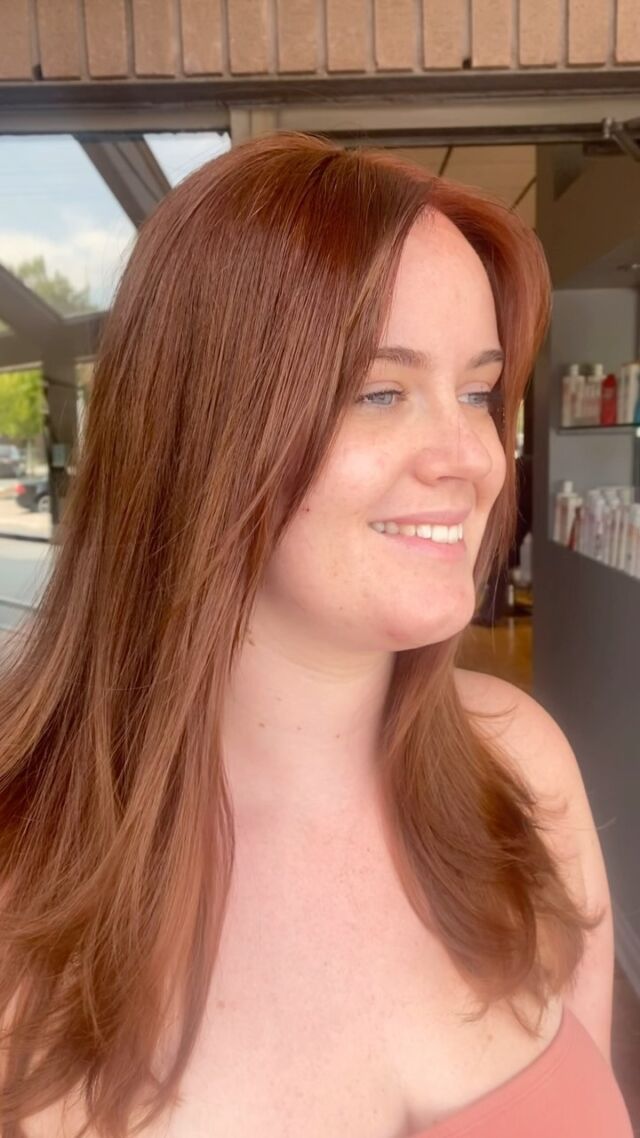 A Perfect Auburn for Autumn 🍂
#schwarzkopfprofall #schwarzkopf #schwarkopfpro #schwarkopfcanada #schwarzkopfcolor #schwarzkopfvibrance #igoraroyal #vibrance #brunettehairgoals #brunette #warmhair #auburnhair #copperhair #hairgoals #blowout #blowdrystyle #ottawahair #ottawahairstylist #613hair #suite13hairdesign